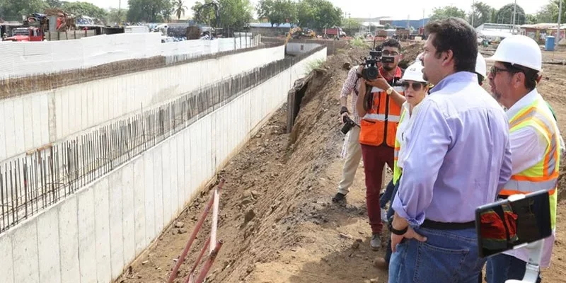 Inspeccionó Fidel Moreno, el progreso de la modernización y ampliación de la pista San Juan Pablo II