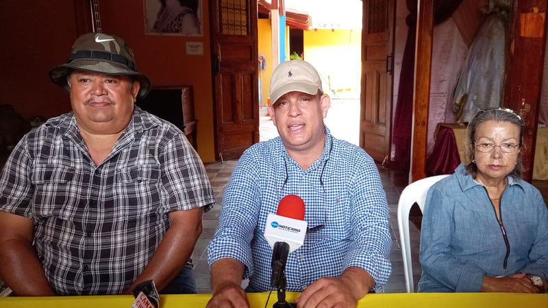 Dos directivos del comité de fiesta tradicional de Juigalpa, junto a la licenciada María Estelvina Báez. 