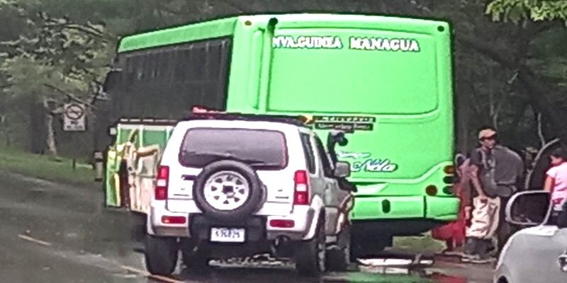 Conductor de un Suzuki-Jimmy se estrelló en la parte trasera de un bus de transporte colectivo