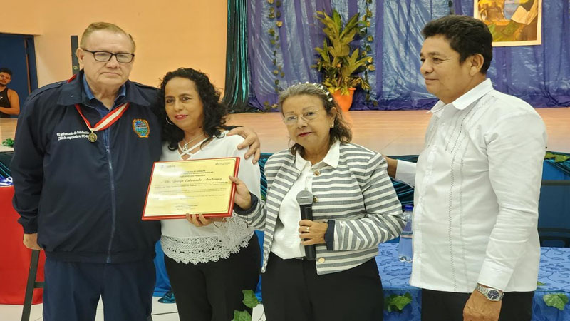 Autoridades municipales y políticas junto al poeta Jorge Eduardo. 