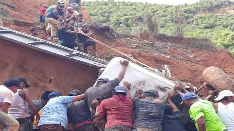 Mineros tratan de rescatar a Nieve Eliecer Somoza Gaitán. 