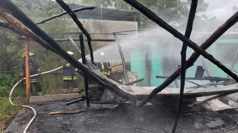 Bomberos controlando la emergencia salida a La Libertad-Chontales.
