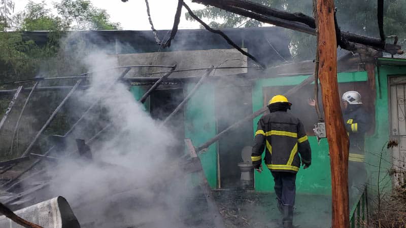 Bomberos Unidos realizando labores de enfriamiento.