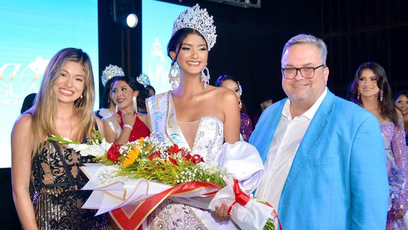 La señorita Laijhani Orozco, es felicitada por los organizadores del certamen.