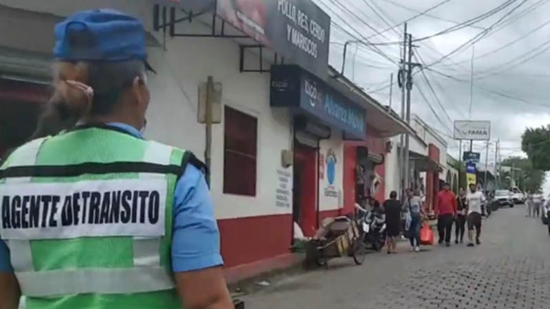 Limpian las calles y aceras de Juigalpa de mercadería 