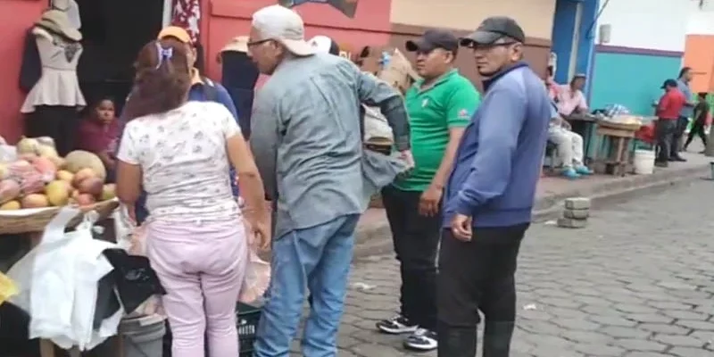 Ordenan el comercio que habían llenado calles y aceras de Juigalpa con mercaderías