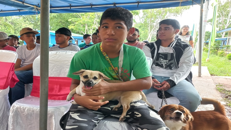 Asistentes a la campaña de vacunación canina. 