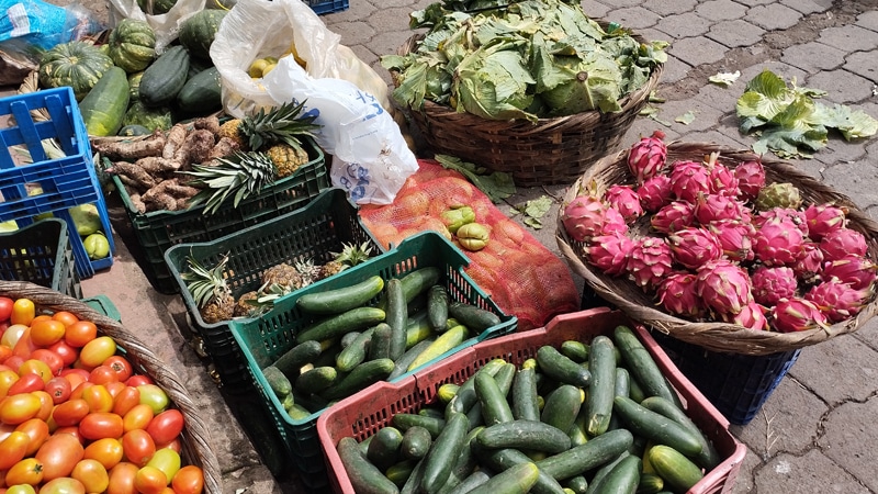 Hay más productos frescos a menor precio según el comerciante Luis Galeano. 