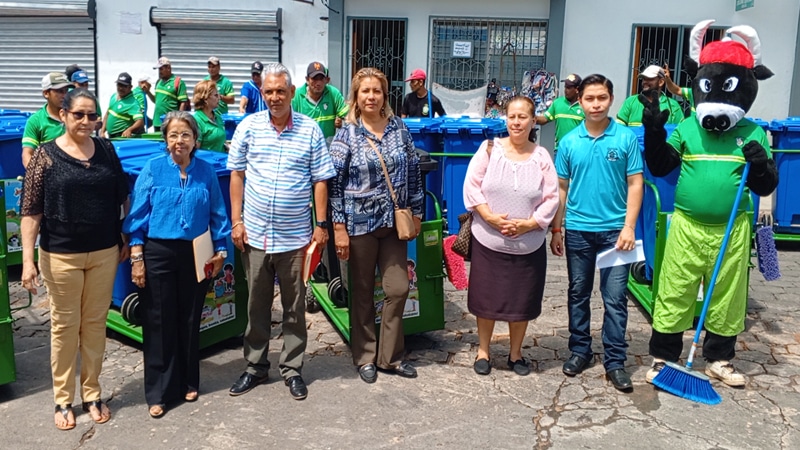 Autoridades municipales y políticas inaugurando la jornada de sensibilización. 