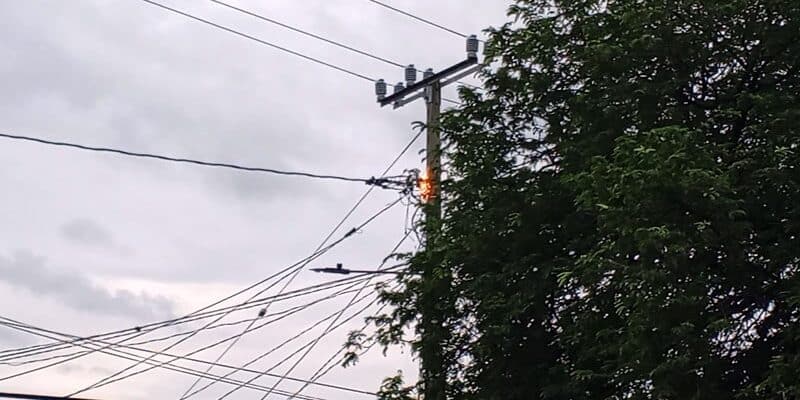 Cables del tendido público agarraron fuego cerca de la cancha del barrio Nuevo Amanecer