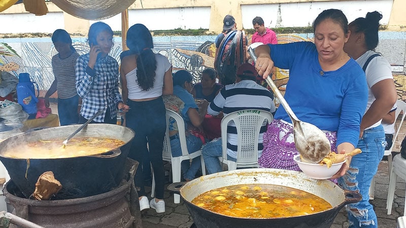 La deliciosa sopa de gallina con albóndigas-Fotos de Punto Noticioso. 