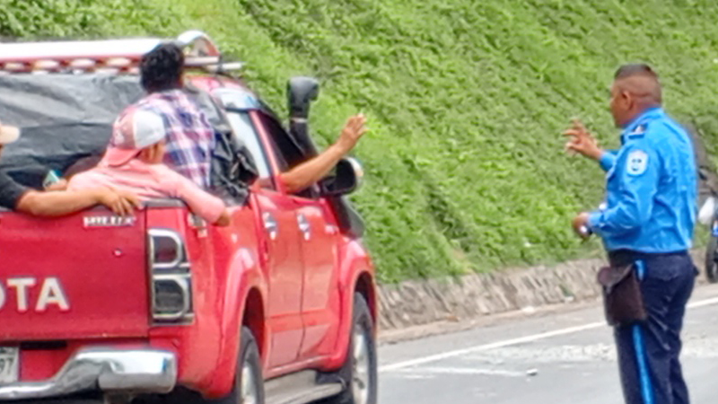 Agentes de tránsito brindando seguridad en las diferentes vías de nuestro país. 