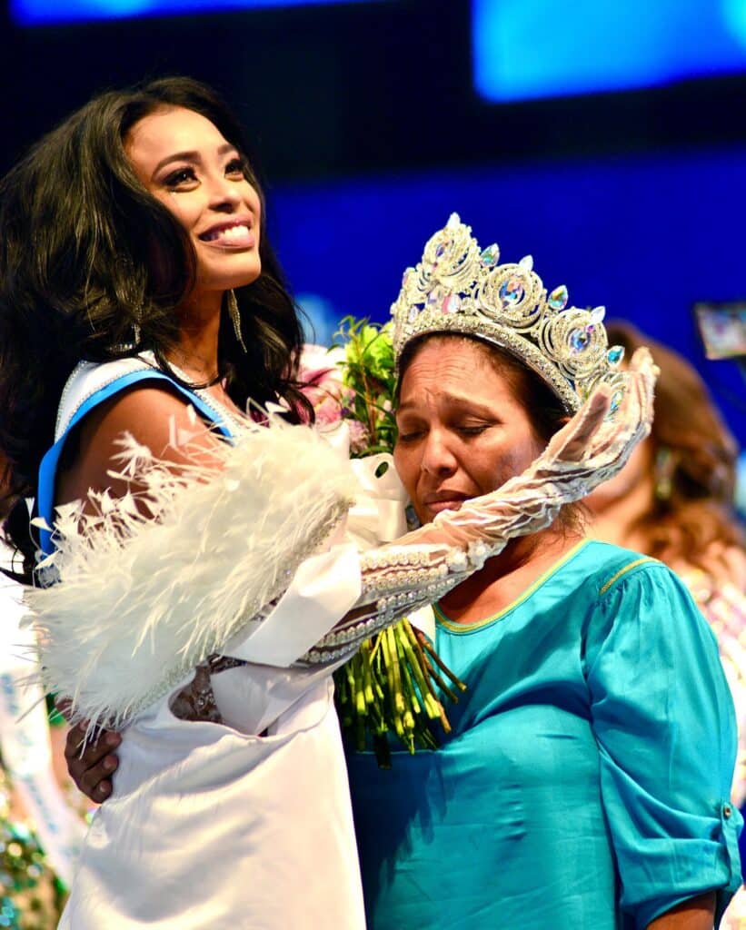 Nicole le entregó la corona a su mamá-Foto Cortesía. 