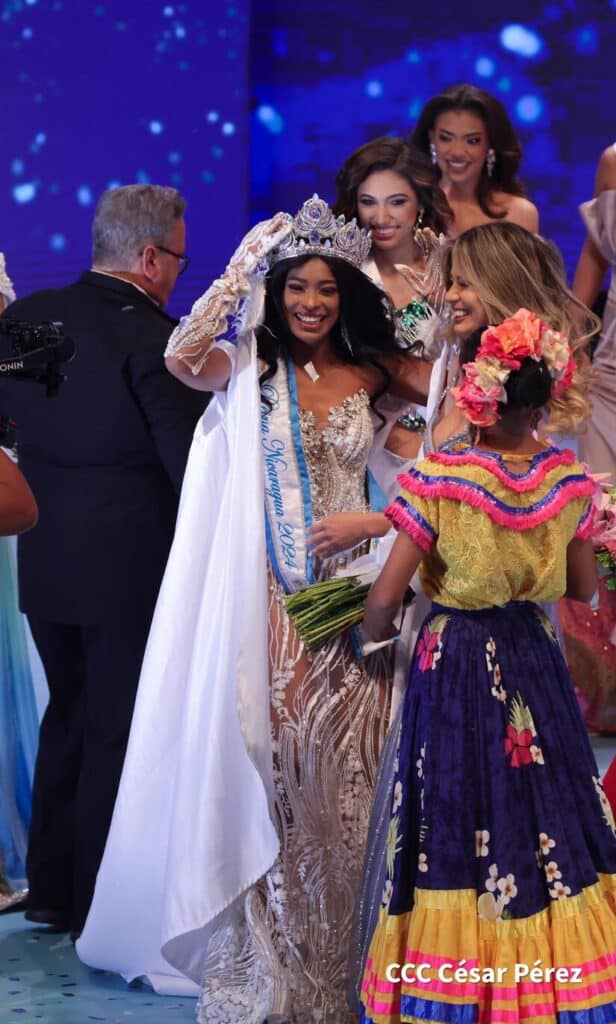 Reina Nicaragua, es coronada-foto cortesía. 