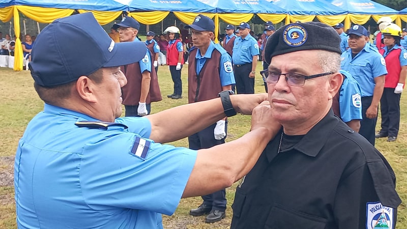 El capitán Julio Corrales recibe su grado de subcomisionado. 