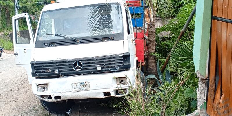 Camión sin frenos se estrelló en el portón de una vivienda