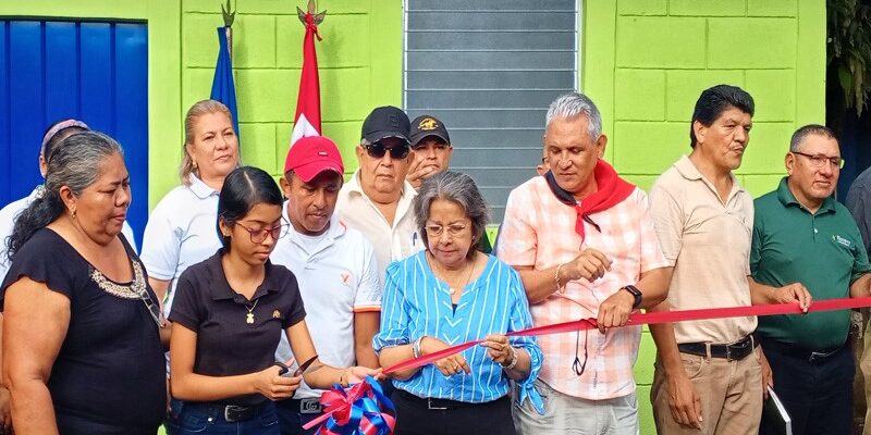 Tres viviendas dignas entregaron las autoridades a familias pobres de Juigalpa