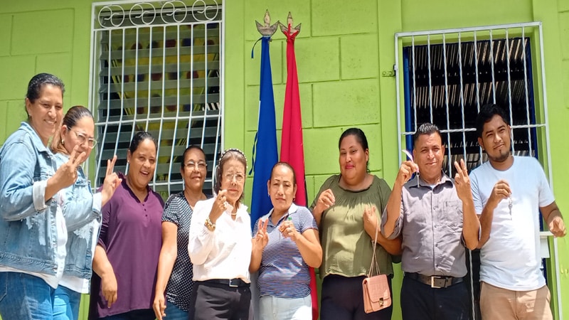 La alcaldesa de Juigalpa junto a concejales, entregando 4 viviendas a familias pobres.