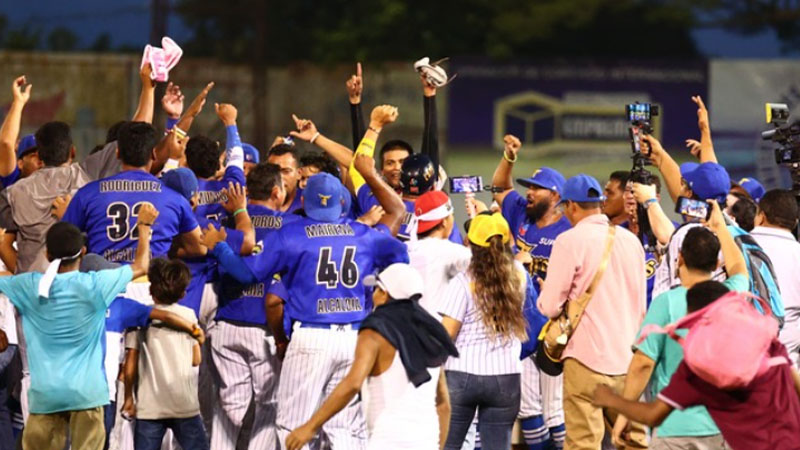 Peloteros del equipo de Chinandega celebran su titulo de campeón-Fotos cortesía del 19 Digital. 