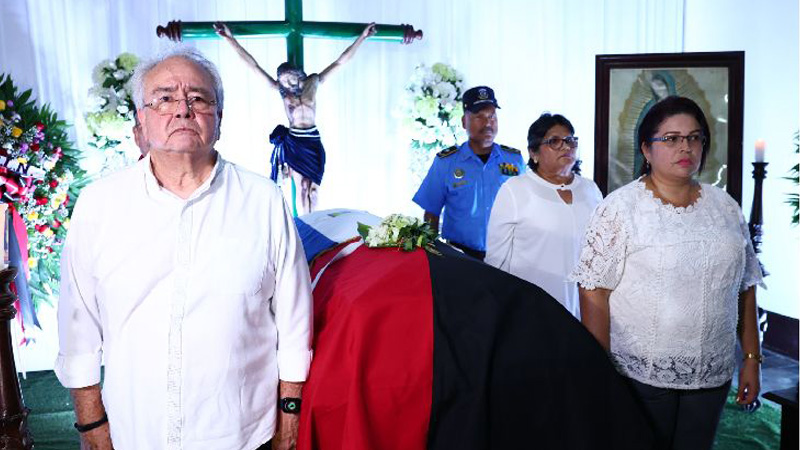 Rinden Guardia de Honor el Doctor Gustavo Porras, presidente de la Asamblea Nacional, Guisella Lacayo, Alcaldesa de León, Evertz Delgadillo, Secretario Político del Departamento de León, Comisionado General, jefe de la policía del Departamento de León