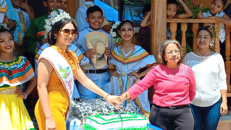 Alcaldesa de Juigalpa, junto a la reina del 145 aniversarios parten el pastel del II aniversario de ser Juigalpa Ciudad Creativa.