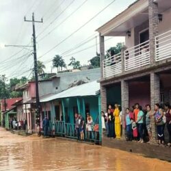 Crecida del rio Artigua anegó calles y viviendas en Santo Domingo, sin ocasionar daños