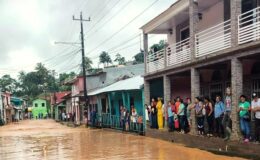 Crecida del rio Artigua anegó calles y viviendas en Santo Domingo, sin ocasionar daños