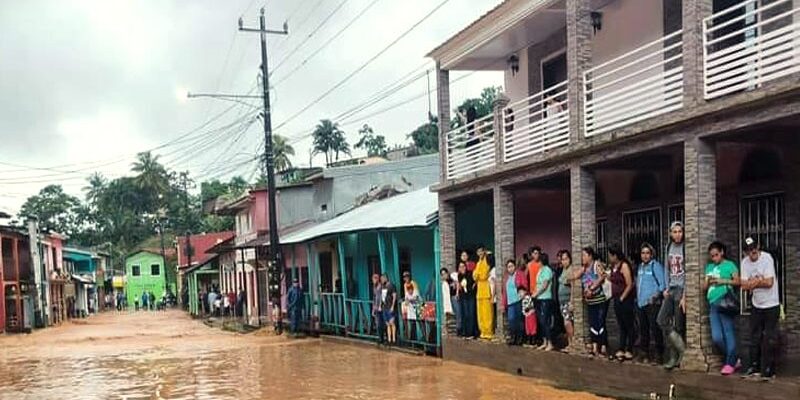 Crecida del rio Artigua anegó calles y viviendas en Santo Domingo, sin ocasionar daños