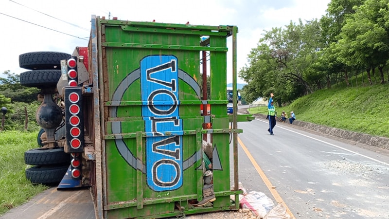 Camión se dio vuelta cerca de Juigalpa-Foto de Punto Noticioso. 