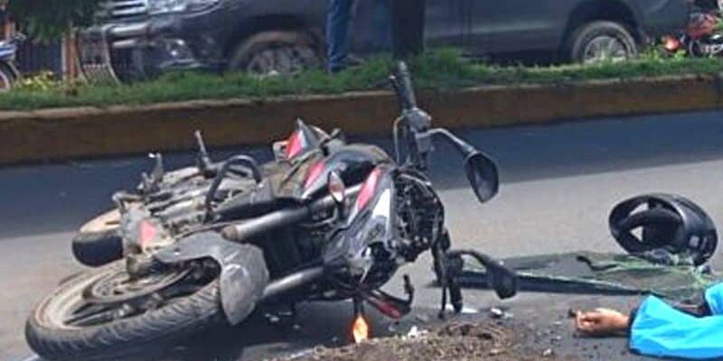 Motociclista identificado como Marvin Javier Escobar murió al estrellarse en la parte de atrás de un interlocal