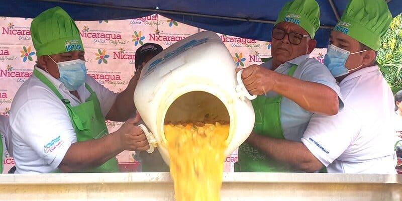 Se preparó en Juigalpa la Sopa de Huevos de Toros más grande y rica de Nicaragua