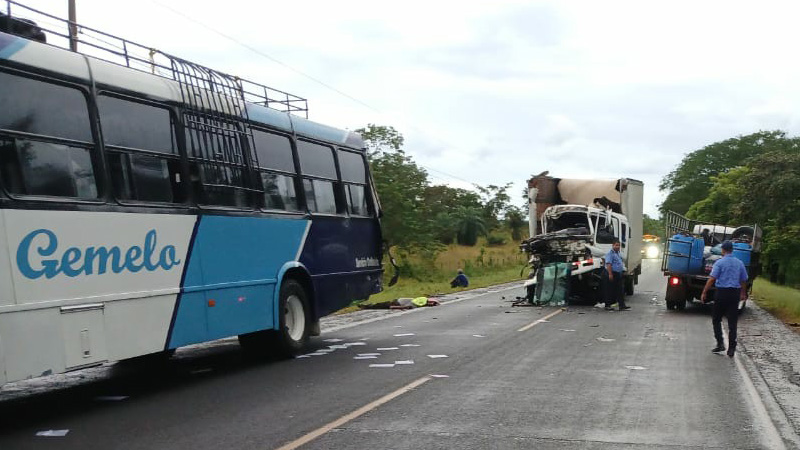 Colisión entre un camión y un bus de transporte colectivo-Fotos Punto Noticioso. 