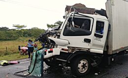 Colisión entre un camión y un bus dejó una persona fallecida