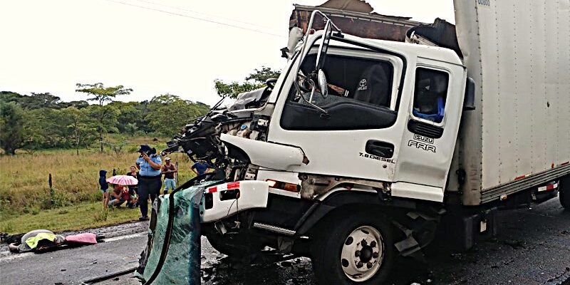 Colisión entre un camión y un bus dejó una persona fallecida