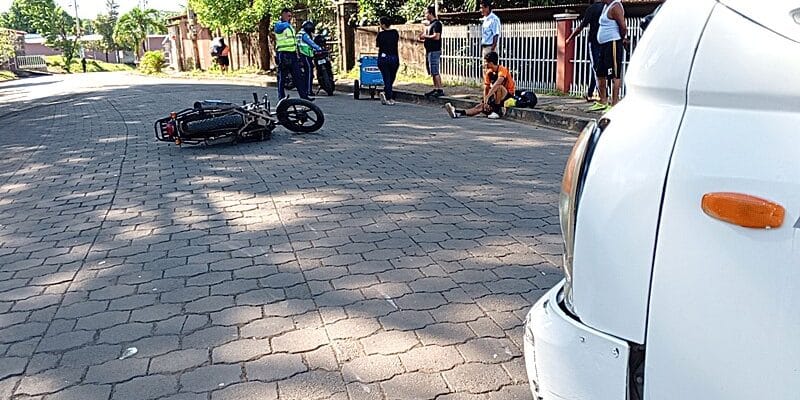 “Accidente en Juigalpa: Motociclista resultó lesionado tras colisionar con un camioncito”