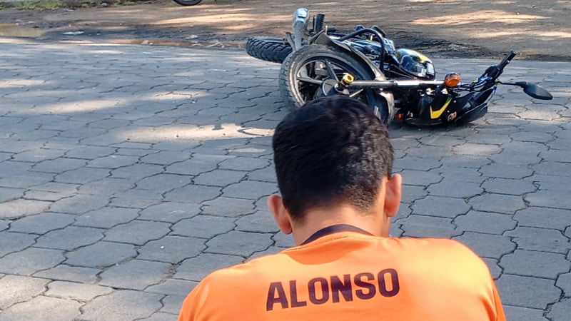 El joven Alonso García, conductor de la motocicleta.