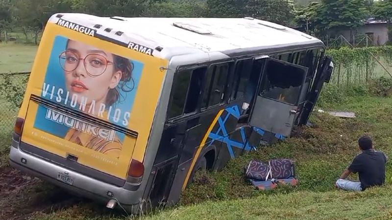 Bus de transporte El Cometa que atiende la ruta El Rama-Managua. 