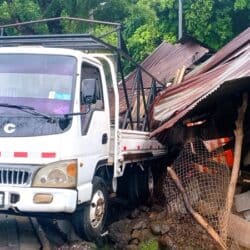 Camión sin frenos derribó parte de una vivienda ubicada en el barrio Las Canoas de Juigalpa