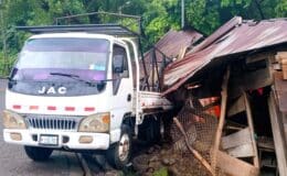 Camión sin frenos derribó parte de una vivienda ubicada en el barrio Las Canoas de Juigalpa