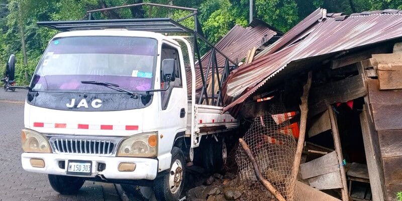 Camión sin frenos derribó parte de una vivienda ubicada en el barrio Las Canoas de Juigalpa