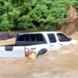 Camioneta es arrastrada por las corrientes de un rio en San Juan del Sur y sus ocupantes lograron sobrevivir