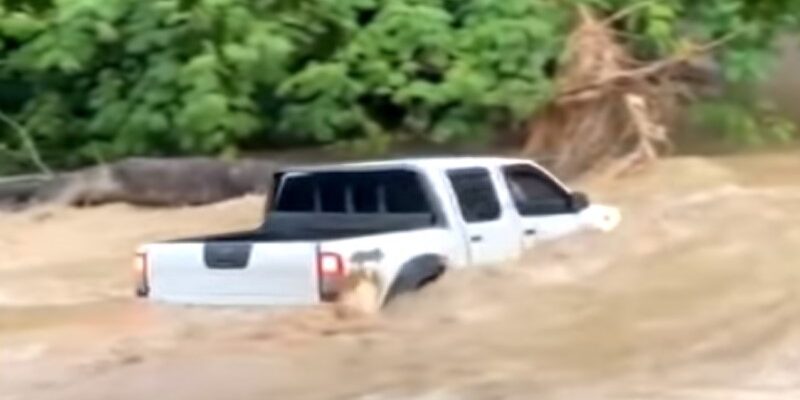 Camioneta es arrastrada por las corrientes de un rio en San Juan del Sur y sus ocupantes lograron sobrevivir