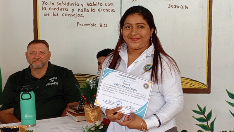 Mejor docente del colegio Ebenezer de Juigalpa, licenciada Tahiris Judith Centeno. 