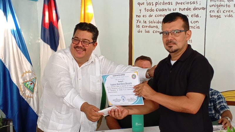 Entregan reconocimiento a uno de los mejores maestros del colegio Ebenezer, licenciado Ligdami Tórrez.