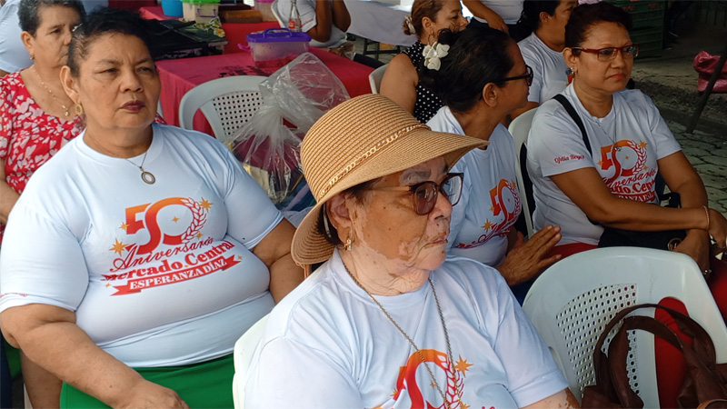 Comerciantes del Mercado Central de Juigalpa, participan en el acto de los 50 años. 