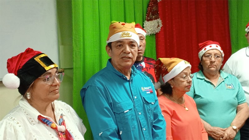 El licenciado Arístides Gómez Machado, junto a las alcaldesas de Santo Domingo, Juigalpa y Villa Sandino. 