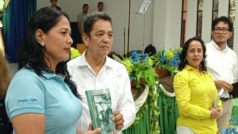 Entrega el licenciado Arístides Gómez, literatura del poeta Guillermo a mejores maestros y alumnos de Juigalpa. 