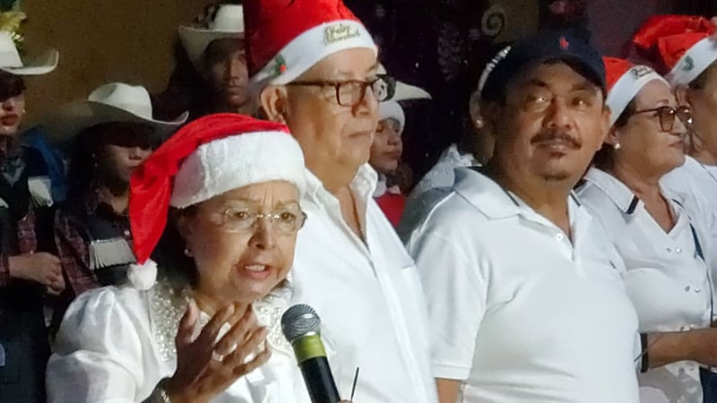 Alcaldesa de Juigalpa, María Estelbina Báez, junto a concejales de la ciudad.