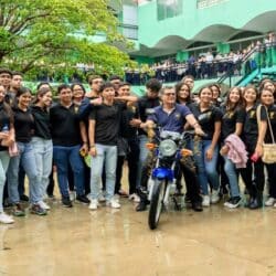 Profesor se viralizó en las redes sociales al recibir de sus alumnos una motocicleta de regalo