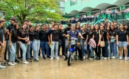 Profesor se viralizó en las redes sociales al recibir de sus alumnos una motocicleta de regalo